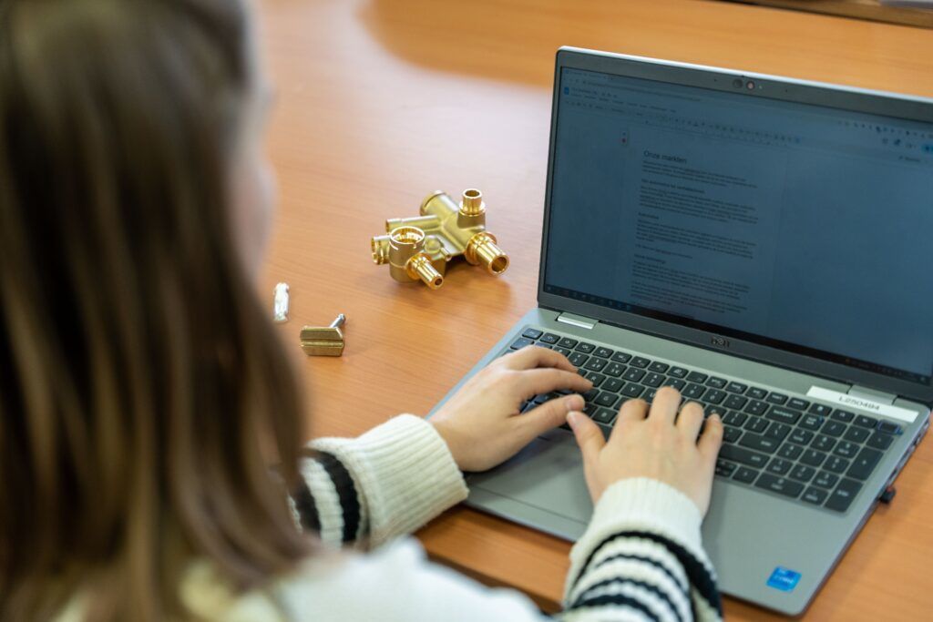 Blog-schrijven-achter-de-laptop